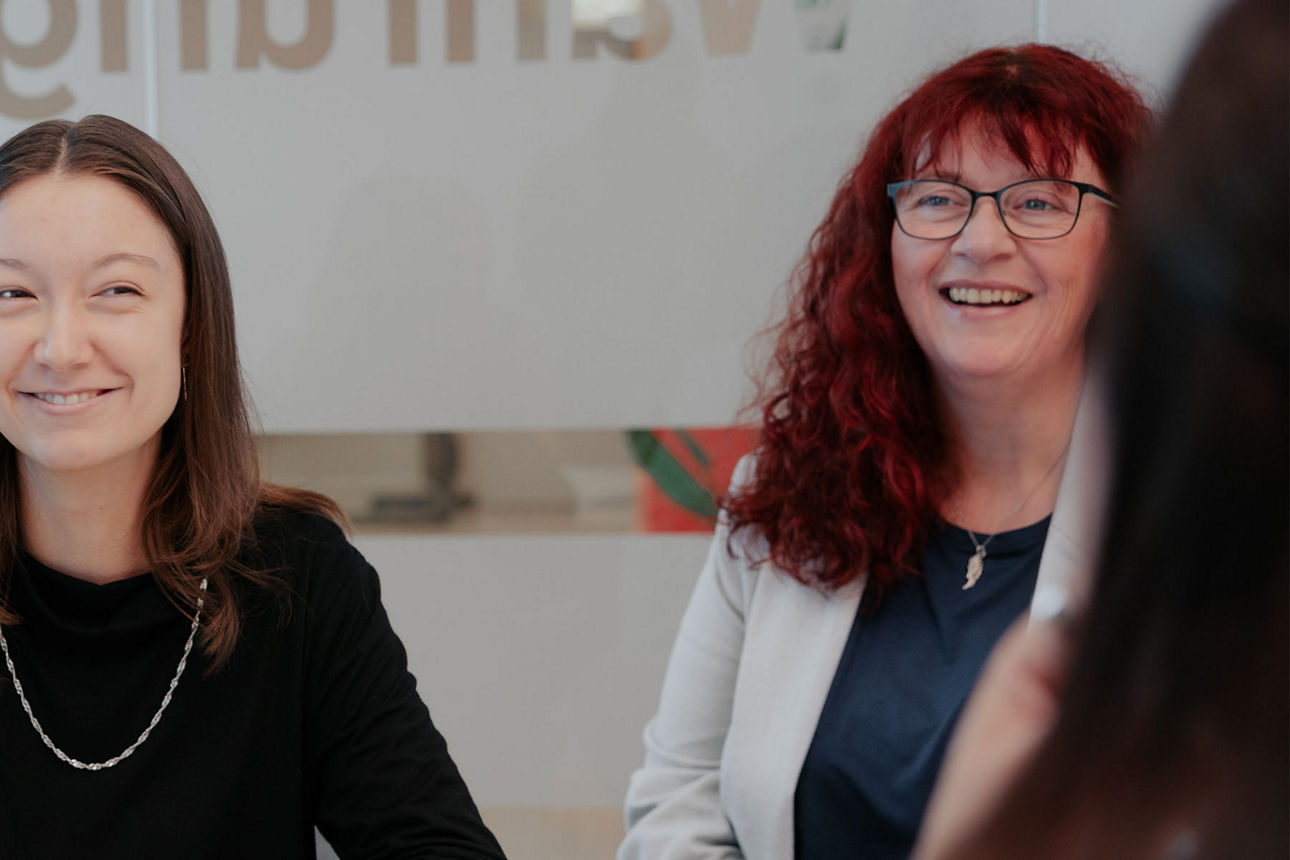 4 Frauen an einem Tisch