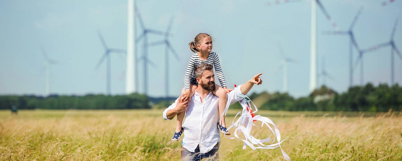 Vater mit seiner Tochter auf dem Feld schauen gemeinsam in die Ferne