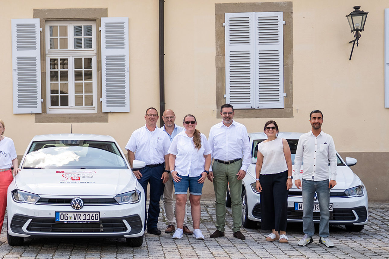 Die Vorstände der Gestalterbank gemeinsam mit Vertreterinnen und Vertretern der sozialen Einrichtungen bei der Übergabe der VRmobile in Stuttgart