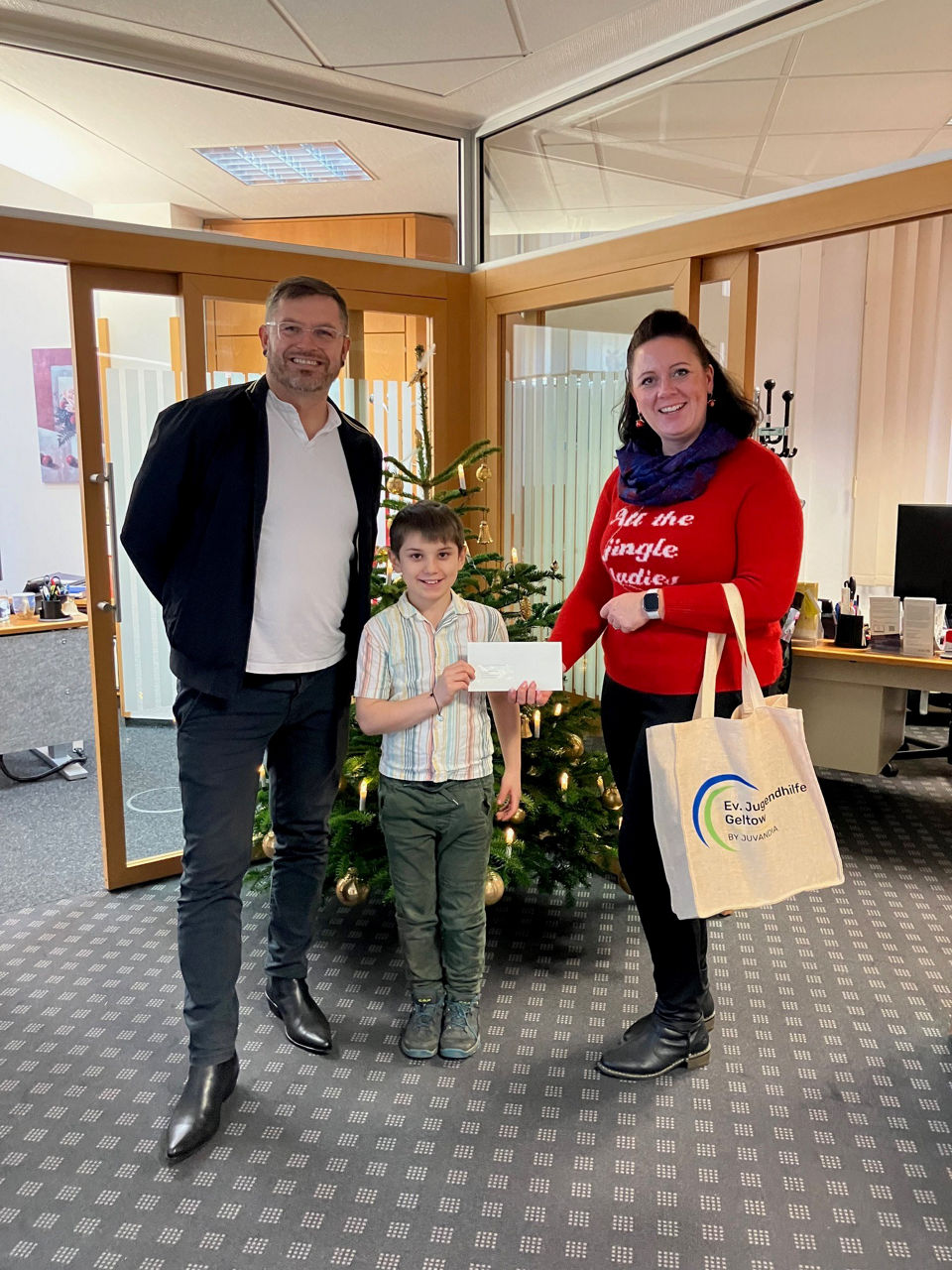 ein Mann, eine Frau und ein Kind bei der Preisübergabe