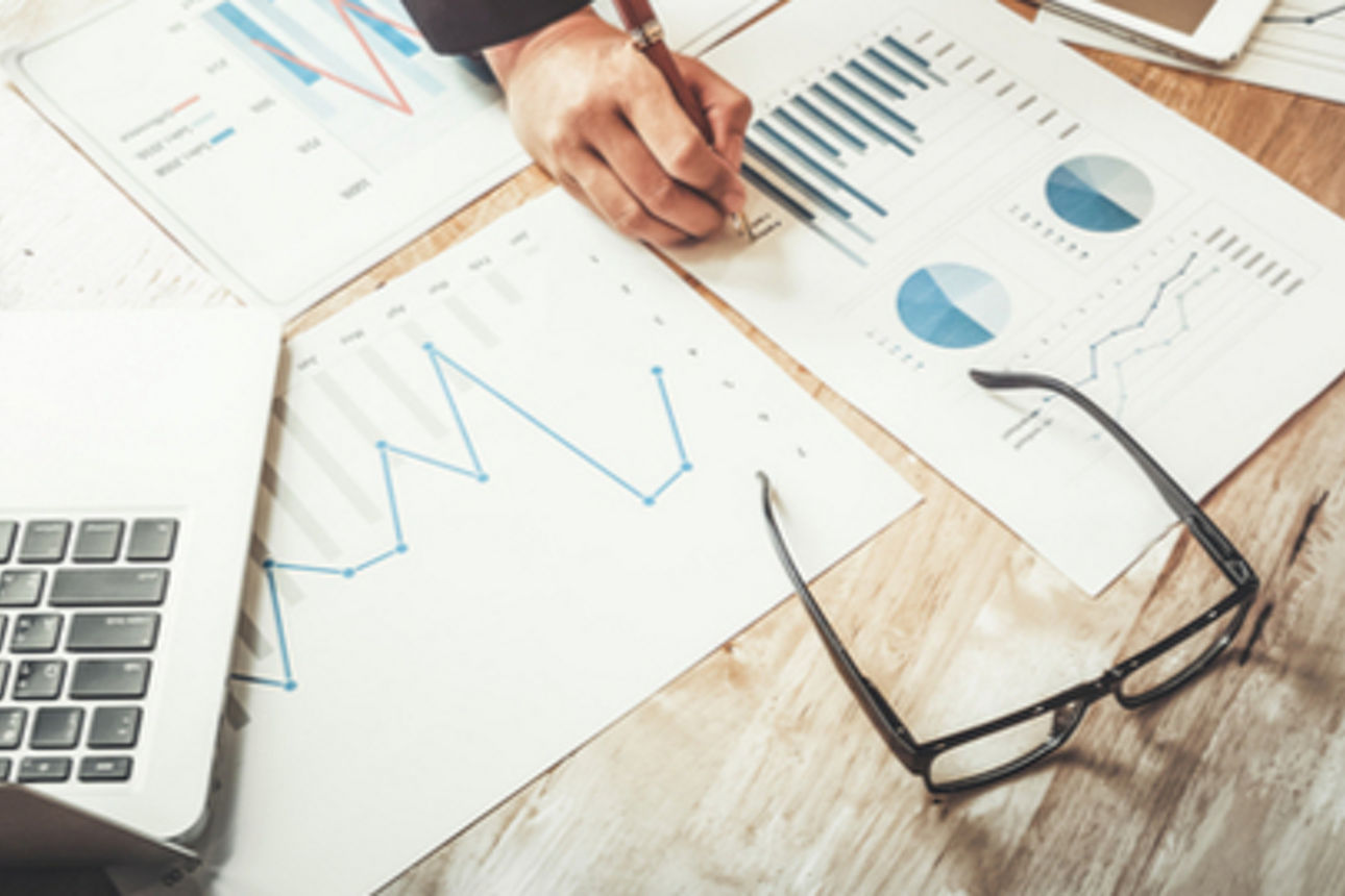 Diagramme und ein Laptop auf einem Tisch