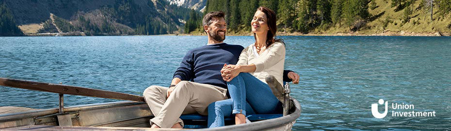 Ein Paar sitzt  in einem Ruderboot