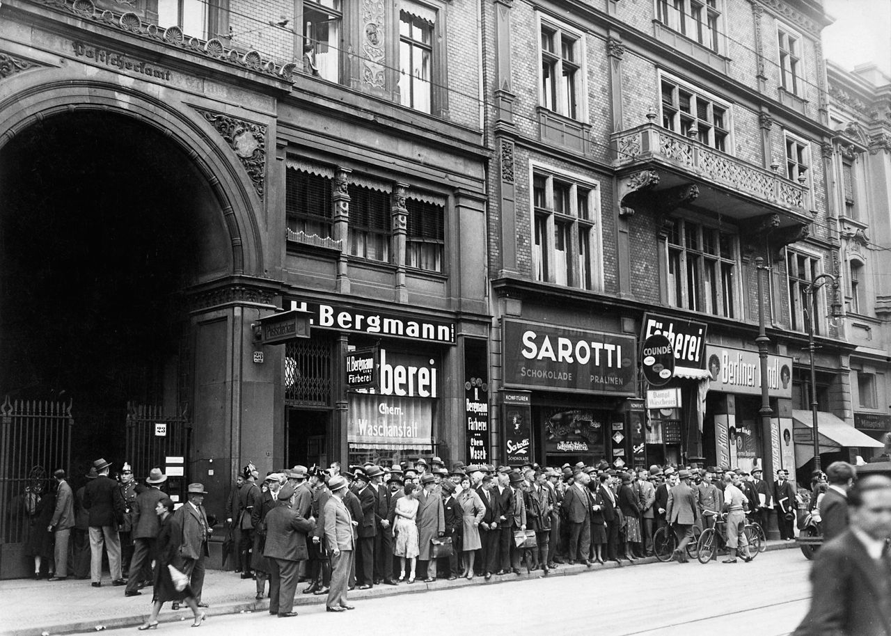 Historisches Bild Schlange vor einem Berliner Postscheckamt
