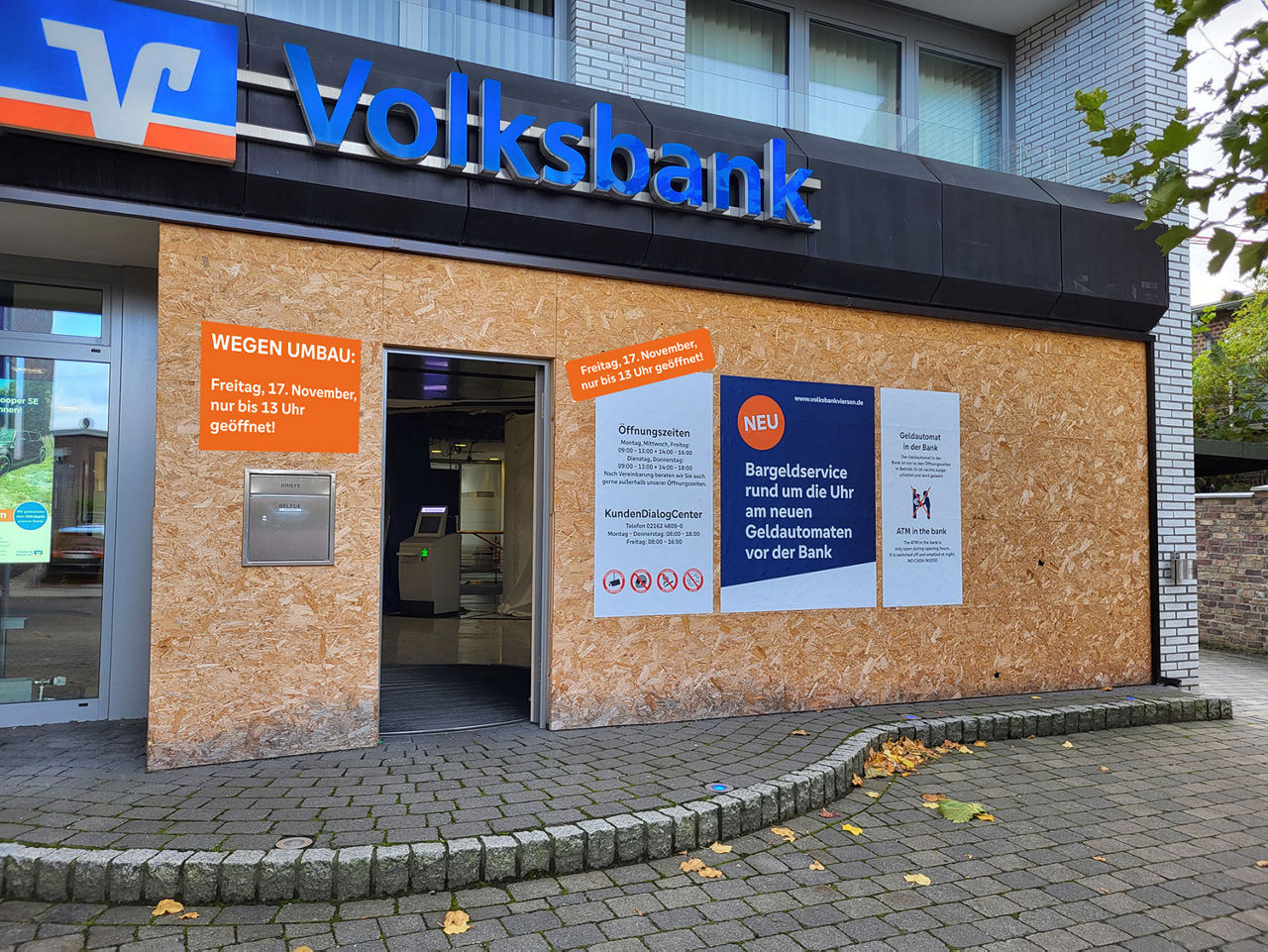 Eingangsbereich der Geschäftsstelle Waldniel verkleidet mit OSB-Platten