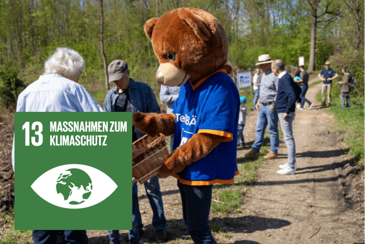 Baumpflanzaktion mit Mitgliedmaskotchen TeilhaBÄR