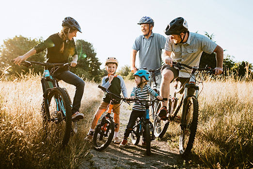 Familie fährt Fahrrad
