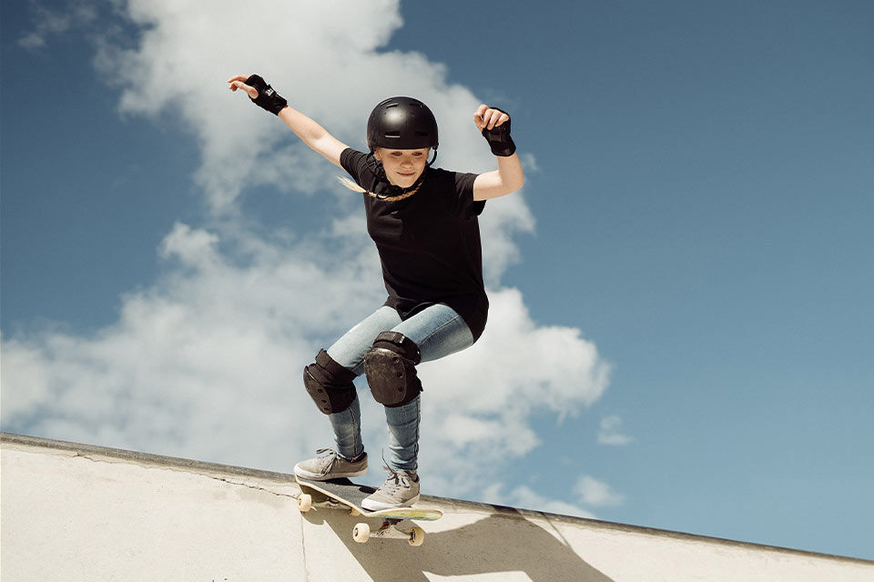Ein Kind auf einem Skateboard