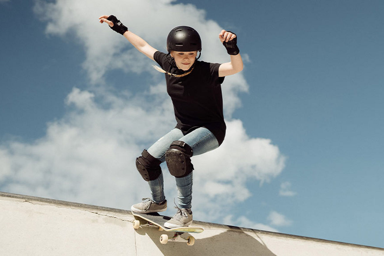 Ein Kind auf einem Skateboard