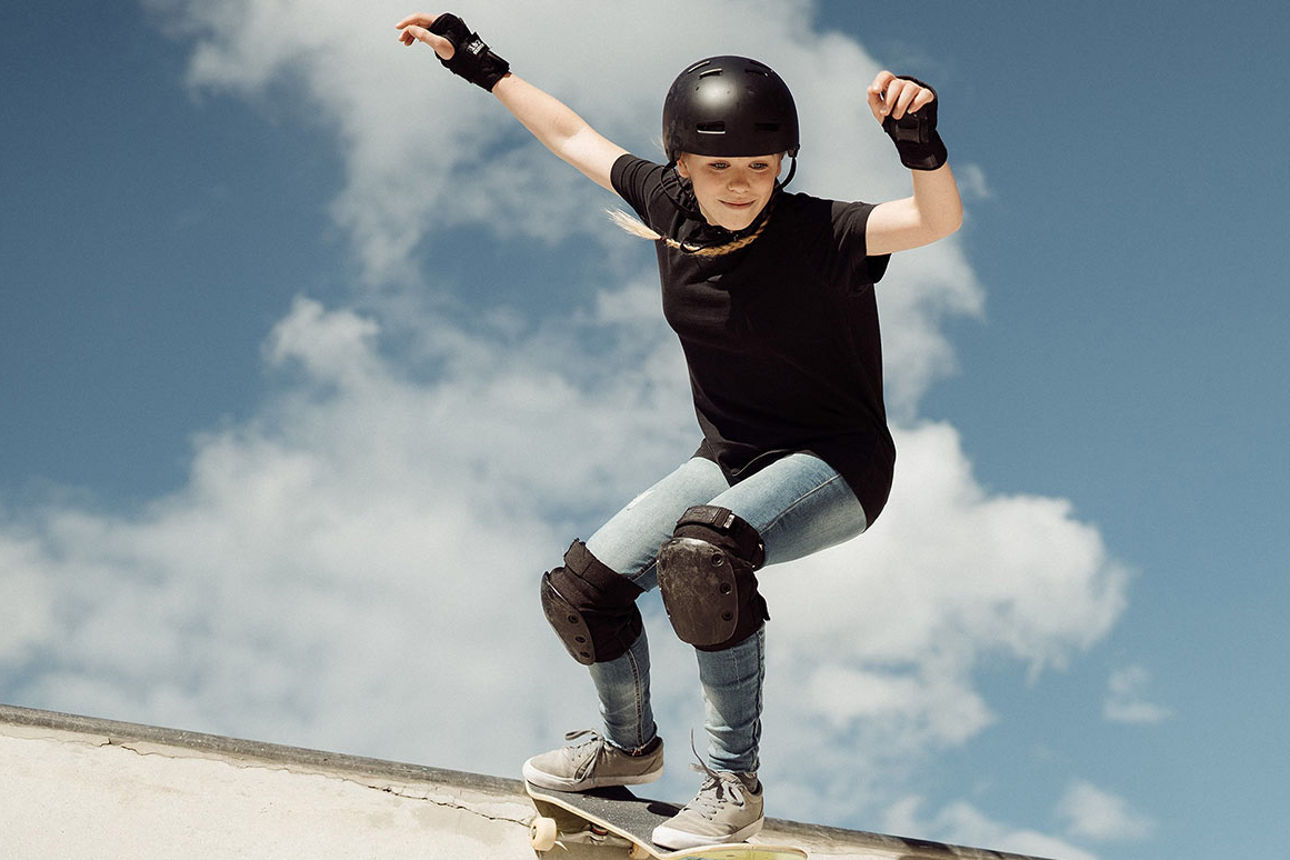 Ein Kind auf einem Skateboard