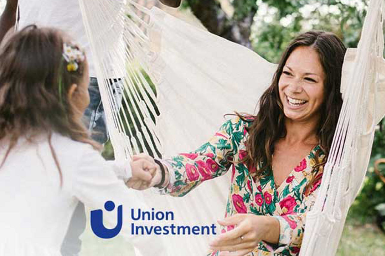 UnionDepot Komfort - Frau in Hängematte spielt mit Kind