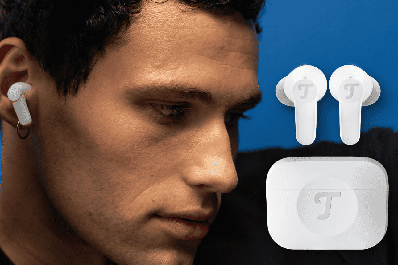 Junger Mann mit In-Ear-Kopfhörern