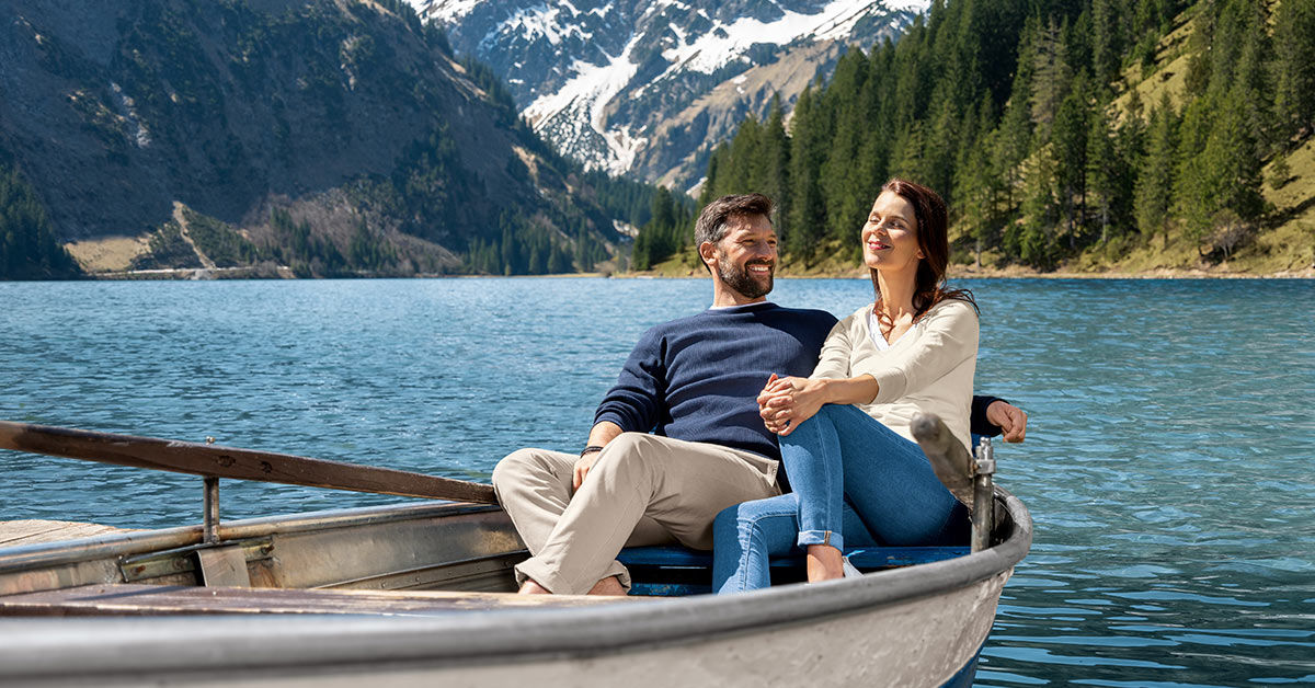 Mann und Frau in einem Boot auf dem See