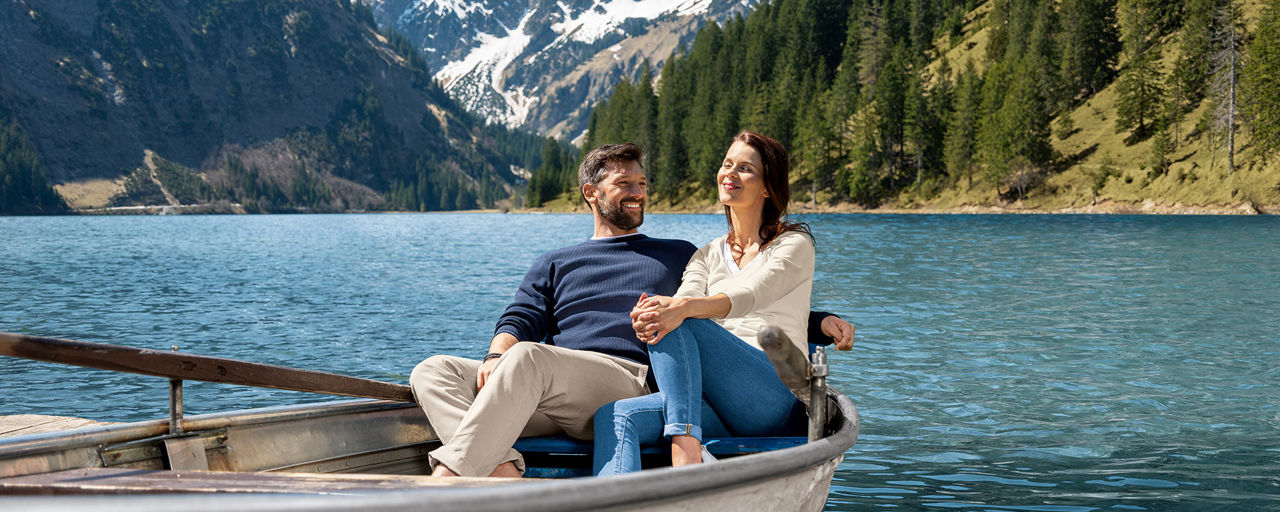 Mann und Frau sitzen in einem Ruderboot