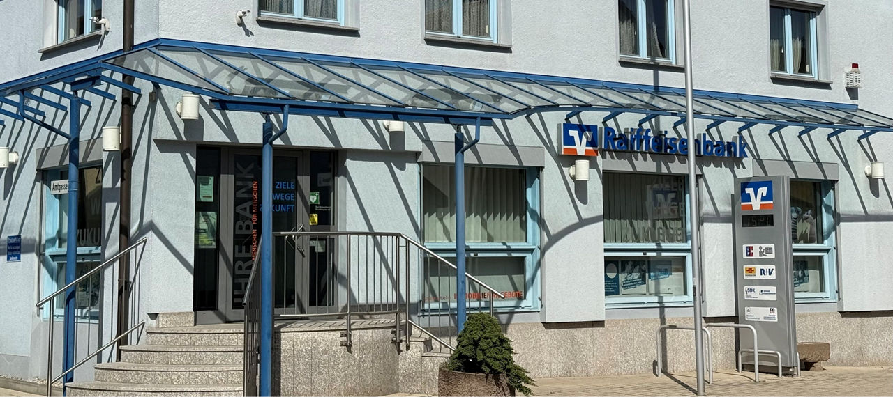 Eingang der Filiale der Raiffeisenbank Gruibingen