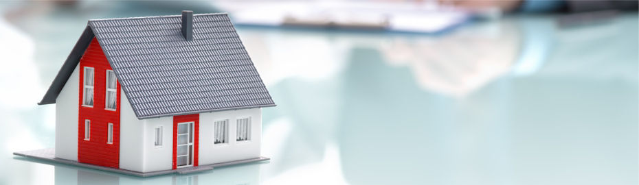 Ein Miniaturhaus steht auf einem Tisch