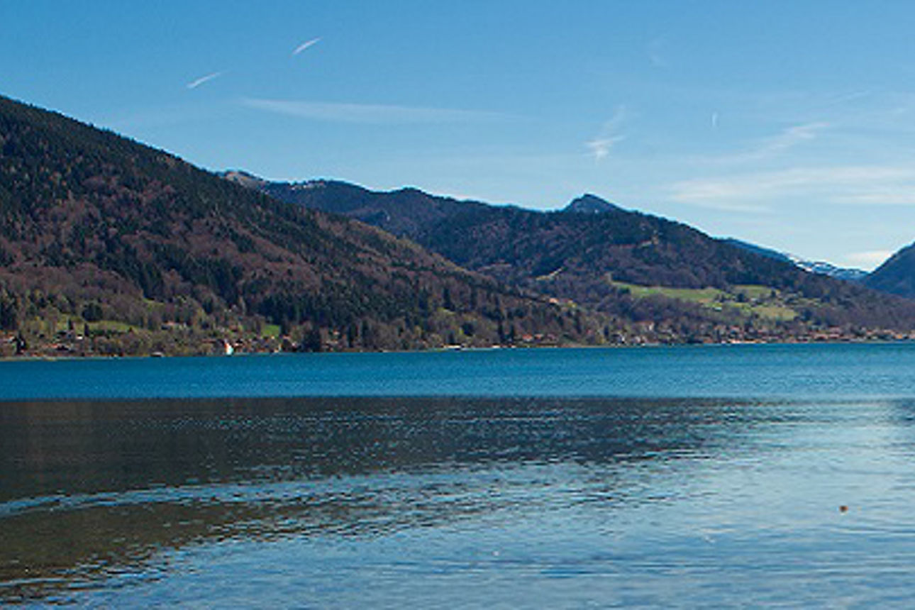 Landschaft mit See und Bergen