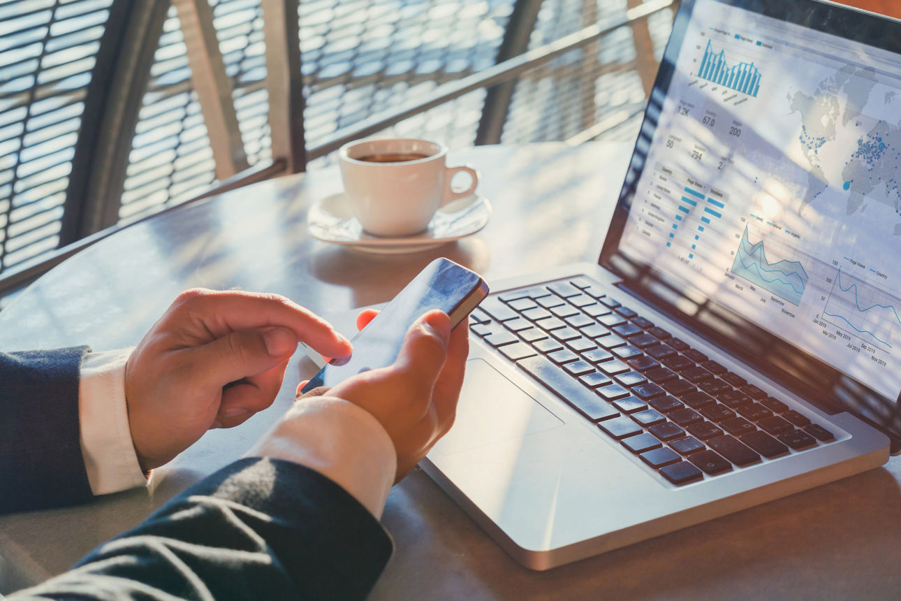 Finanzanalyse: Ein digitales Marketing-Dashboard mit Charts und Diagrammen auf dem Bildschirm – Fintech-Konzept.