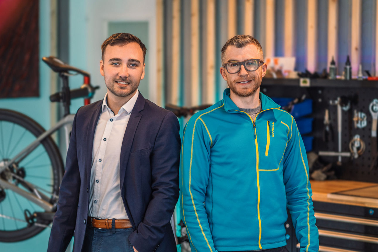 Individualkundenberater Filipe Magnus dos Reis und Gründer Velo Bike Markus Pietsch stehen zusammen im Fahrradladen