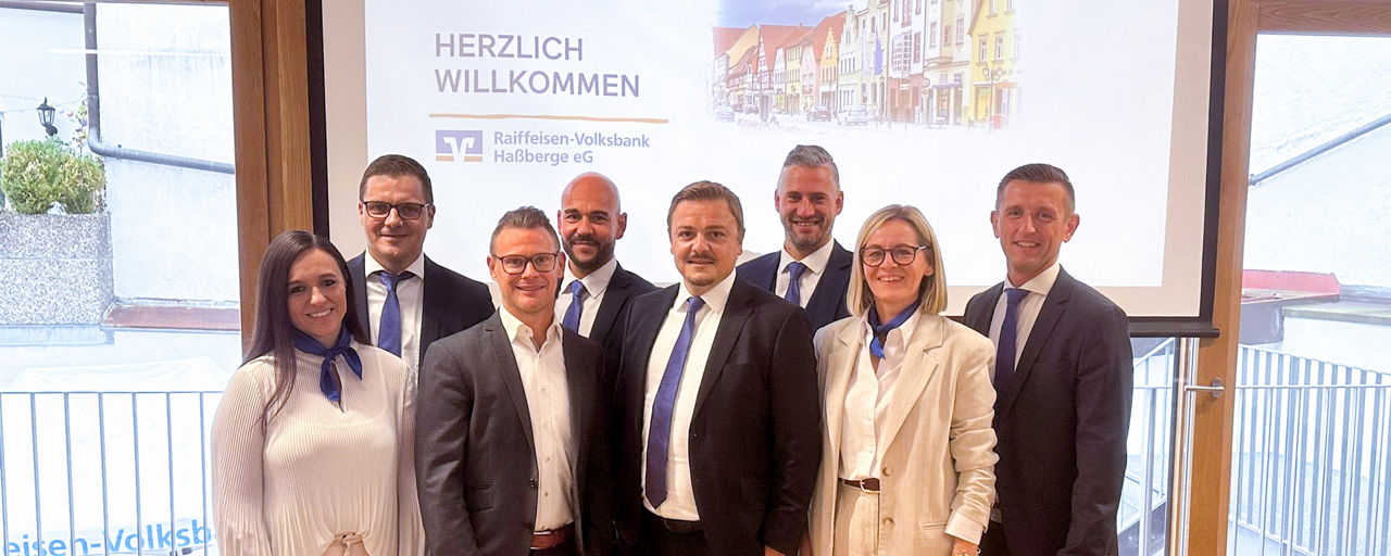 Referent Patrick Mohm und Mitarbeitende der Raiffeisen-Volksbank Haßberge eG beim Unternehmerabend in Haßfurt