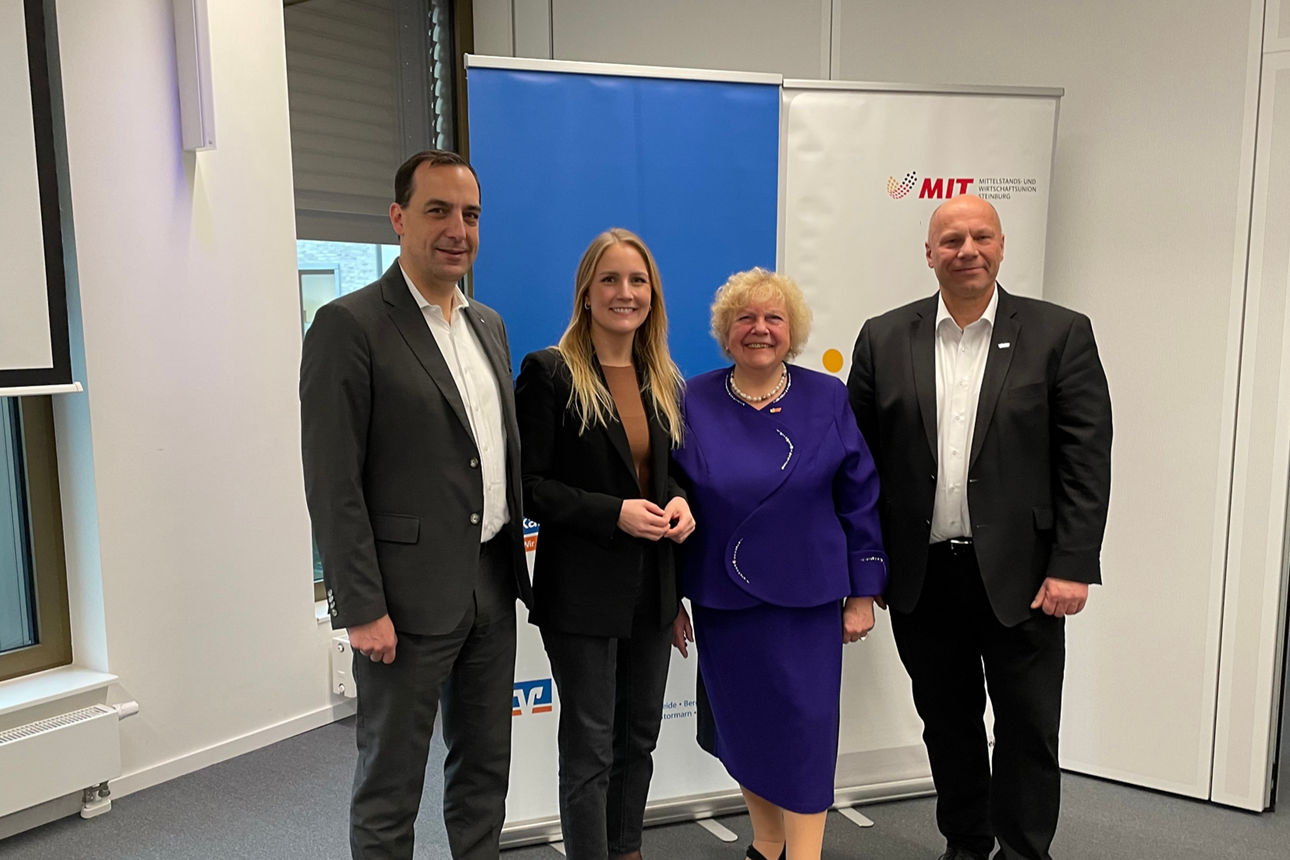 Vorstand Niels Pirck mit Staatssekretärin Julia Carstens u.a. beim Unternehmerdialog in Itzehoe