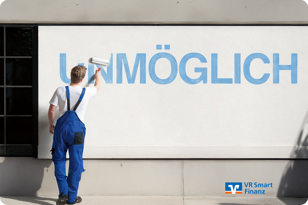 Ein Maler steht vor einer Plakatwand und übermalt das Un von Unmöglich