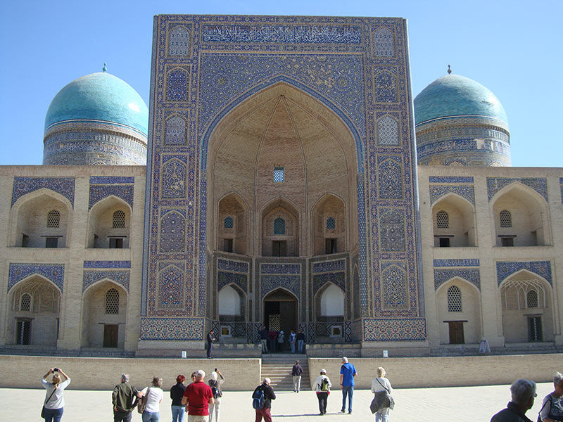 Die leuchtend blauen Kuppeln und die detaillierten Fliesenarbeiten schaffen ein atemberaubendes architektonisches Meisterwerk