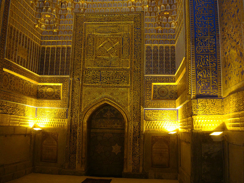 Aufwändige Goldverzierungen schmücken die Wände dieser historischen Moschee
