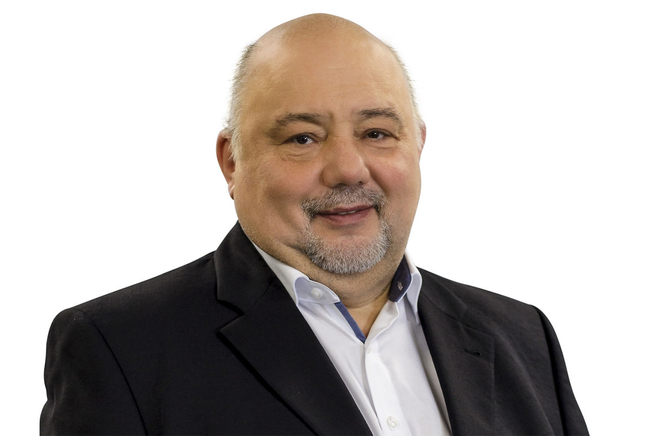 Portraitbild Herr Uwe Mugrauer, Mitarbeiter der Bopfinger Bank Sechta-Ries eG mit schwarzem Jacket und weißem Hemd
