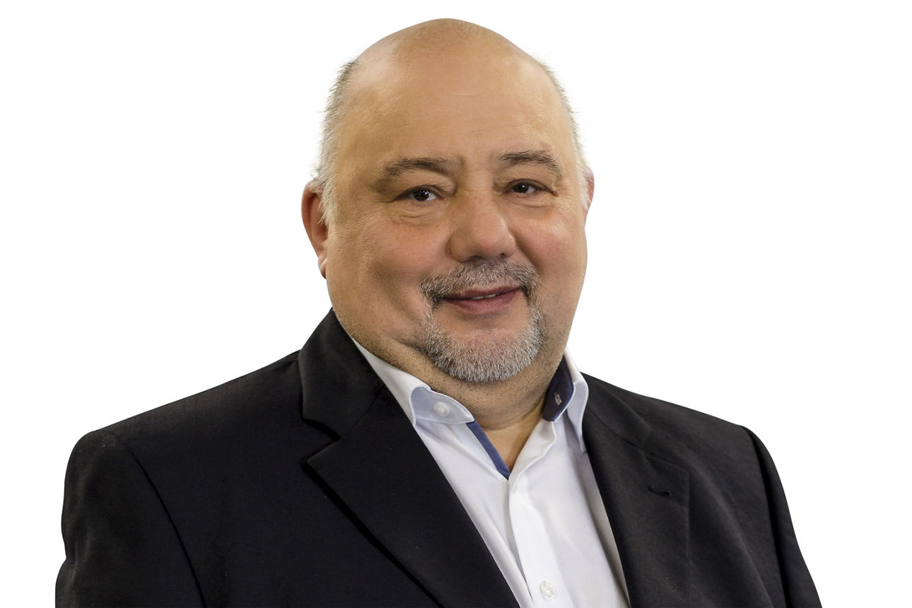 Portraitbild Herr Uwe Mugrauer, Mitarbeiter der Bopfinger Bank Sechta-Ries eG mit schwarzem Jacket und weißem Hemd