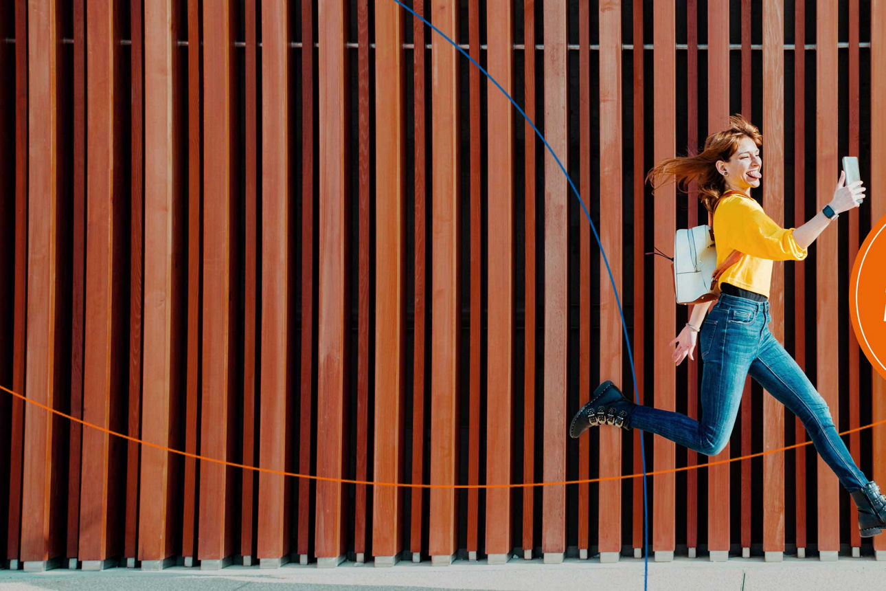 Frau überprüft ihr Girokonto