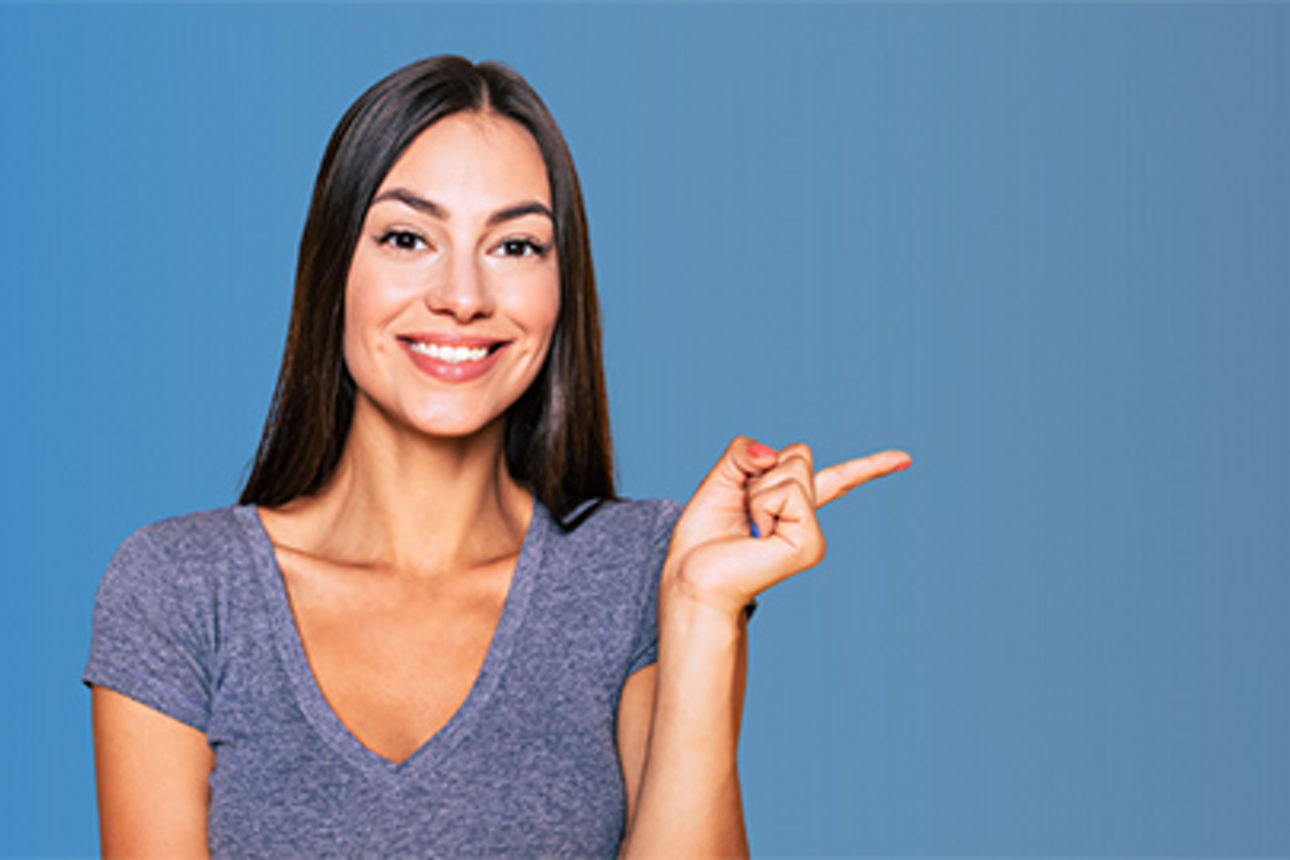 Eine junge Frau mit langen dunklen Haaren, lächelnd