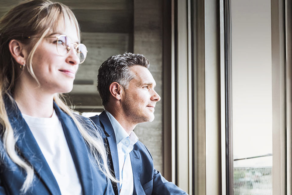 Zwei Personen, die aus dem Fenster schauen