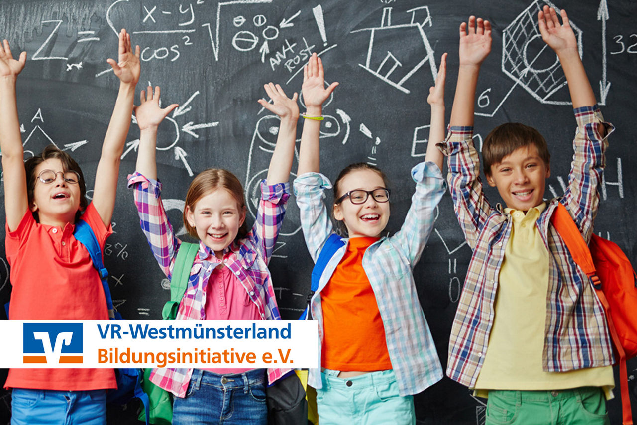 Jubelnde Schul-Kinder vor einer Schultafel