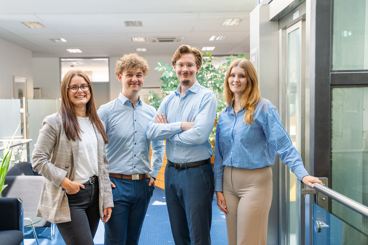 Vier Auszubildende der Volksbank Bad Salzuflen