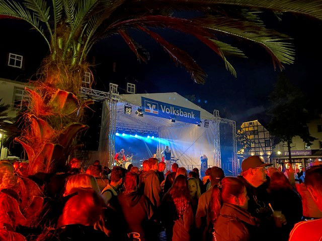Eine Menschenmenge steht vor einer Bühne auf dem Volksbank Fest