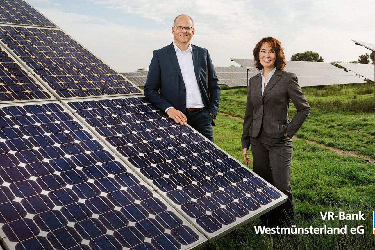 Vorstandsmitglied und Aufsichtsratsmitglied auf PV-Fläche