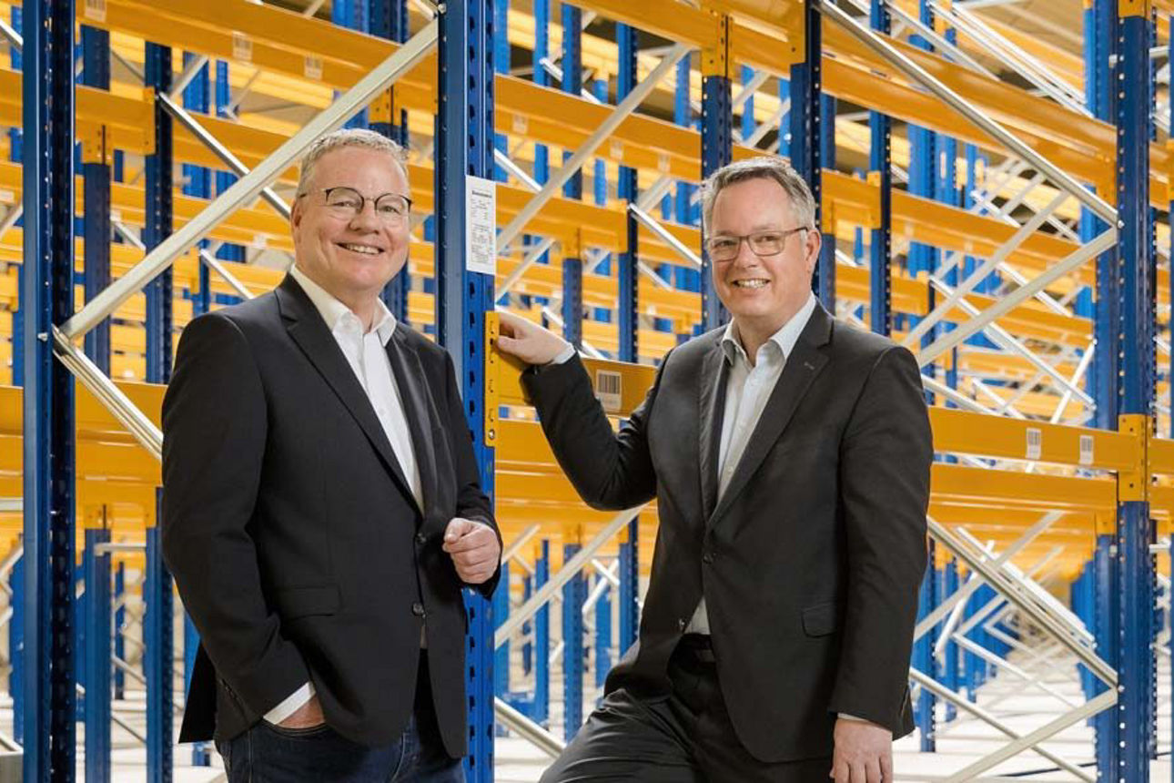 Geschäftsführung und Firmenkundeberater der Bresser GmbH im Lager