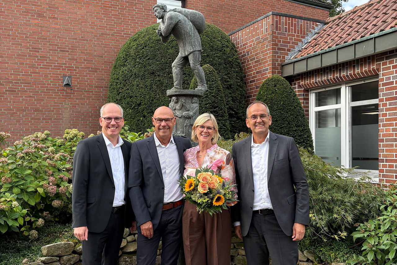 Foto von Henrike Hengstermann mit Mitgliedern der Führungsebene der Volksbank Ochtrupp-Laer eG.