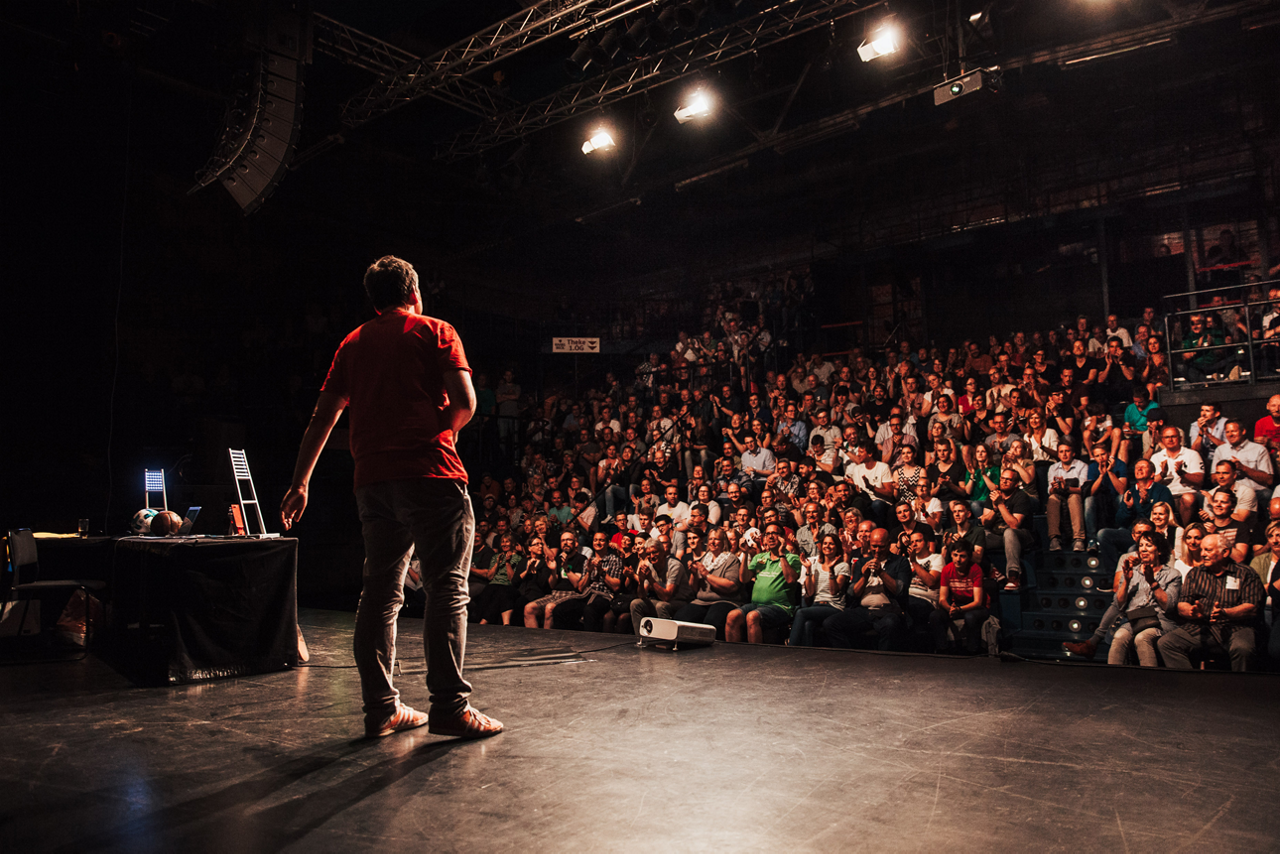 Arnd Zeigler steht auf der Bühne - Foto: Max Hartmann