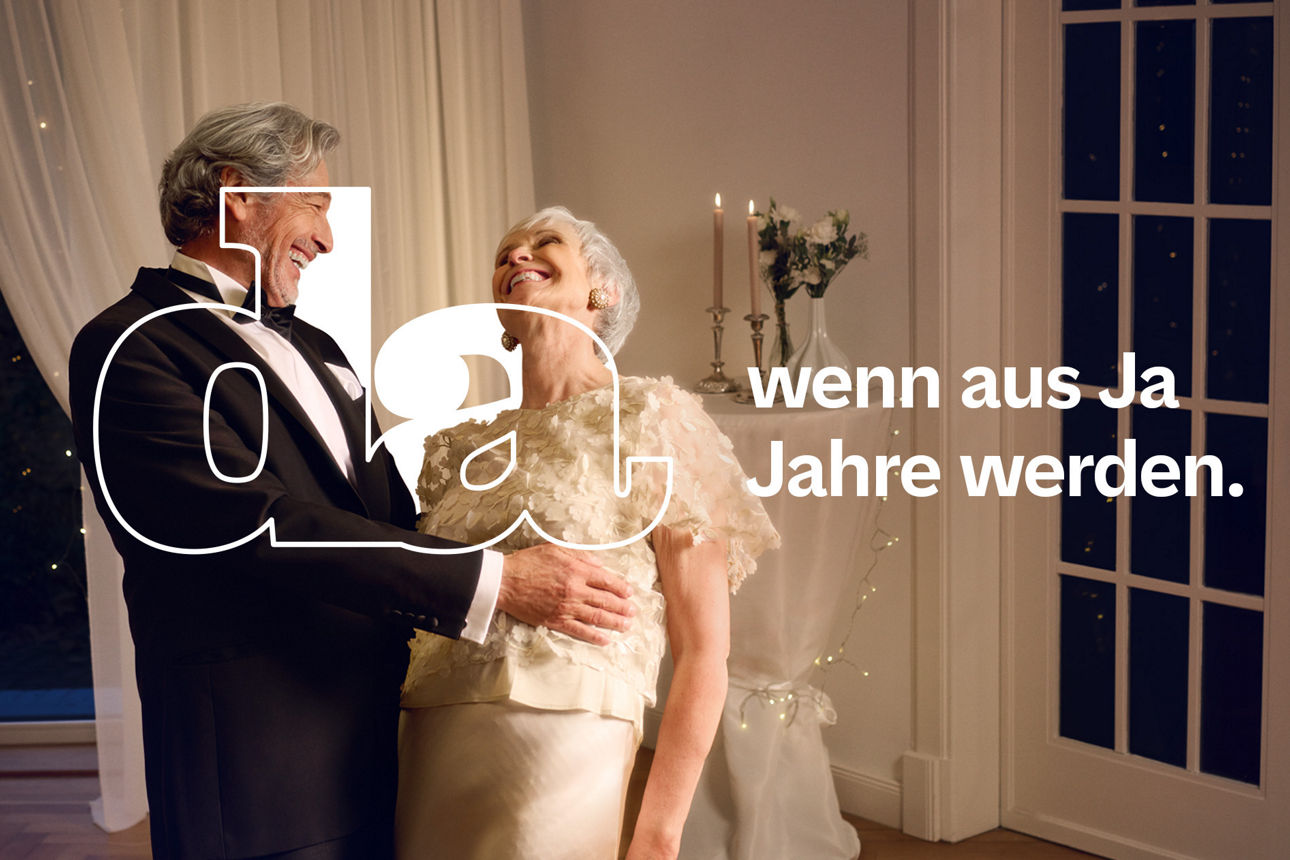 Älteres Ehepaar lachend Arm in Arm in festlicher Kleidung