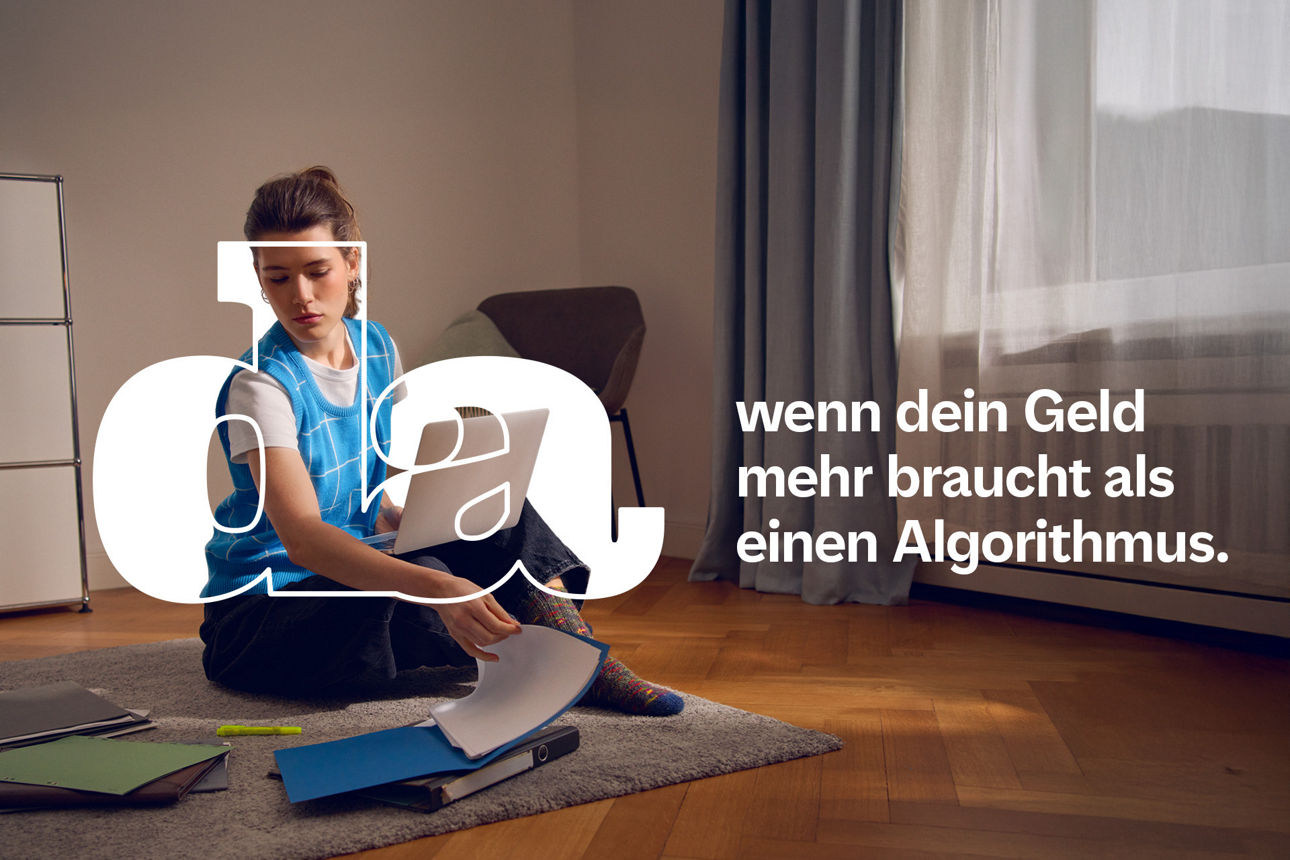 Junge Frau sitzt mit Unterlagen auf dem Boden