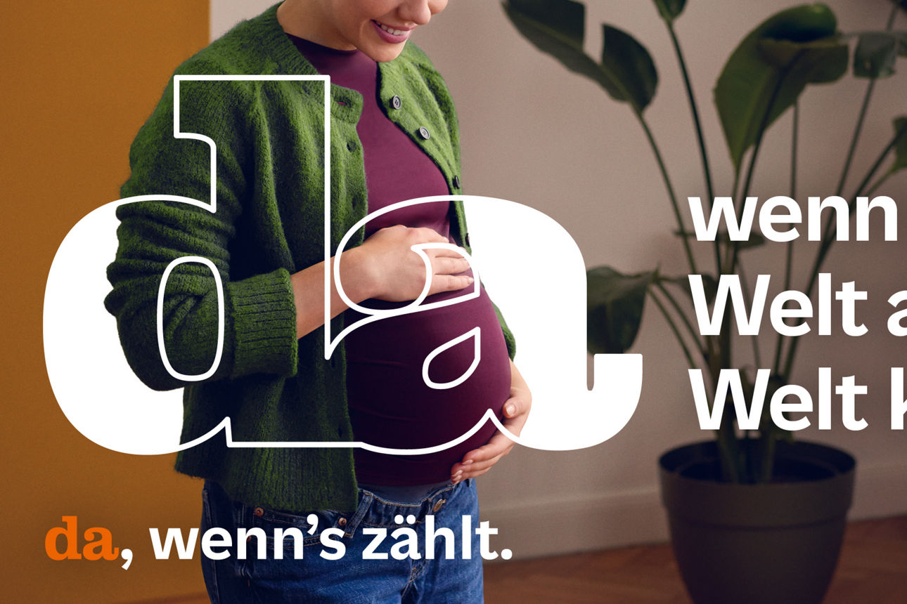 Frau streicht mit der Hand über ihren Babybauch