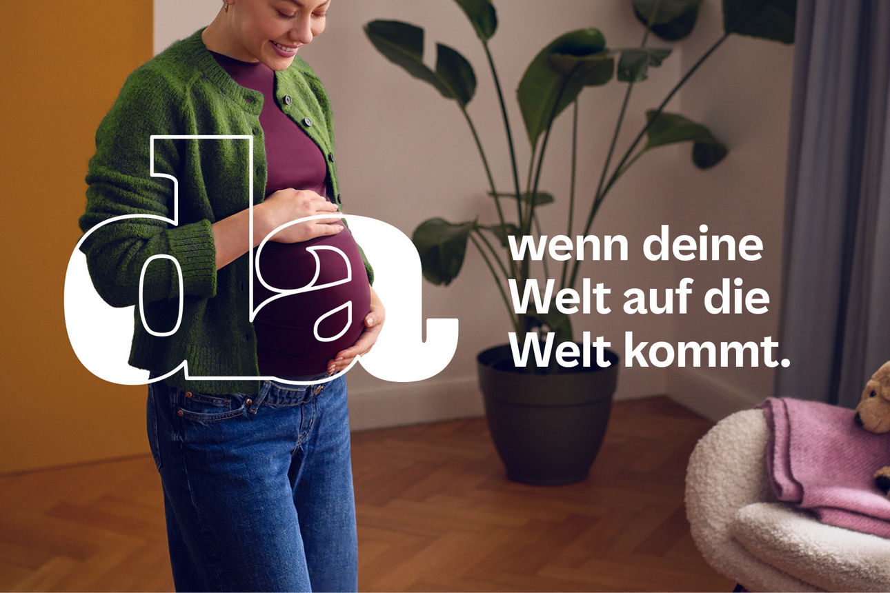 Frau streicht mit der Hand über ihren Babybauch