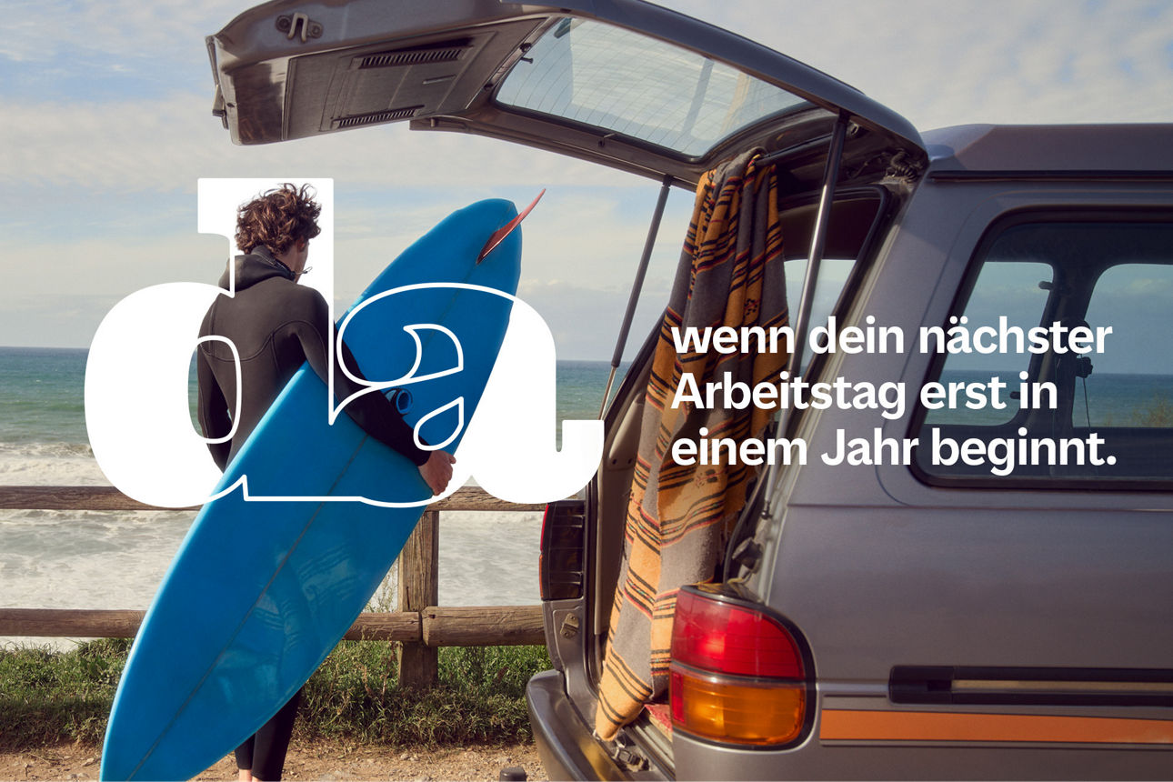 Junger Mann lädt sein Surfbrett in den Kofferraum