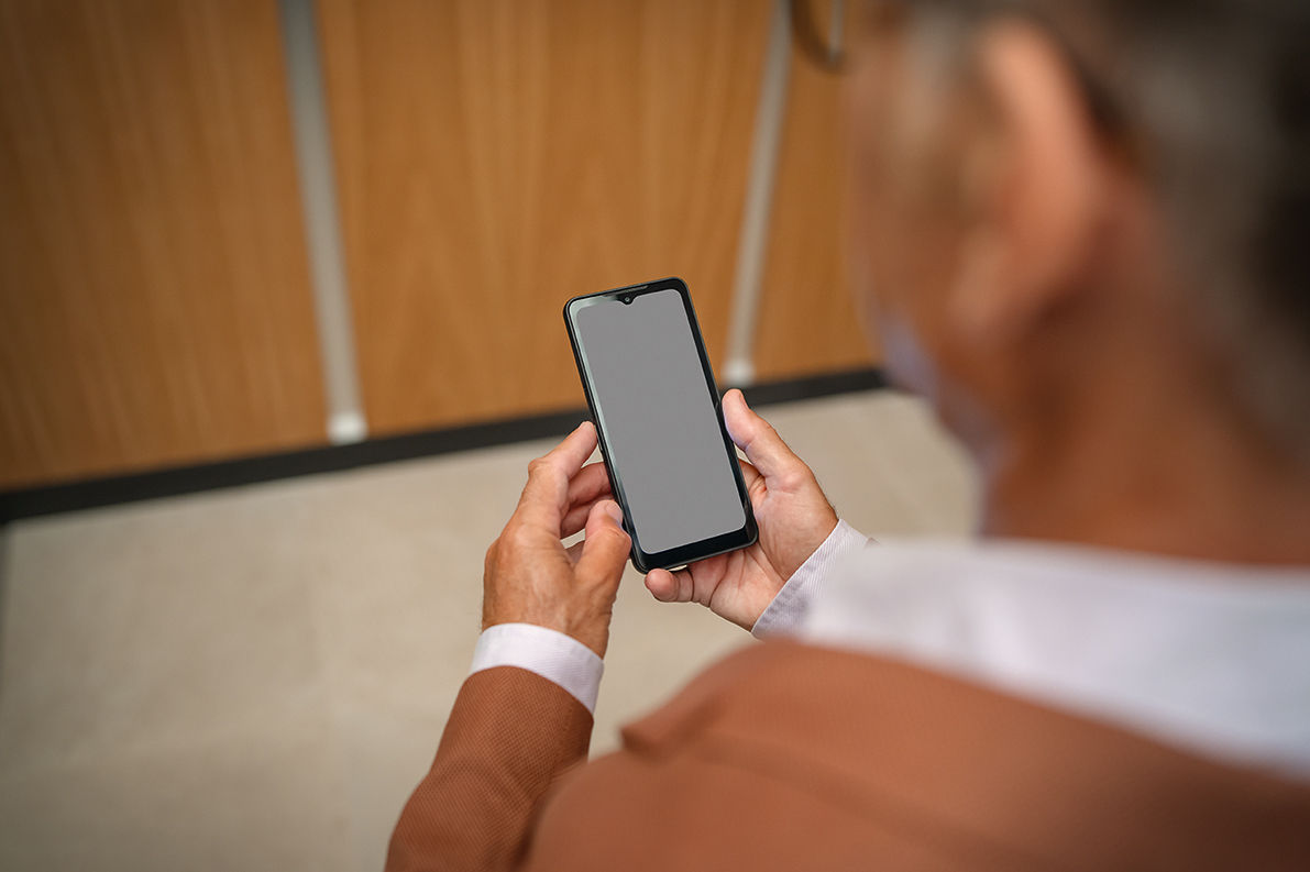 Mann schaut auf ein Smartphone