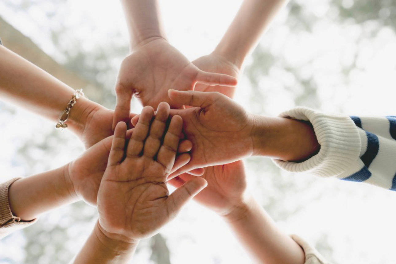 Gruppe von Menschen beim Händeschütteln