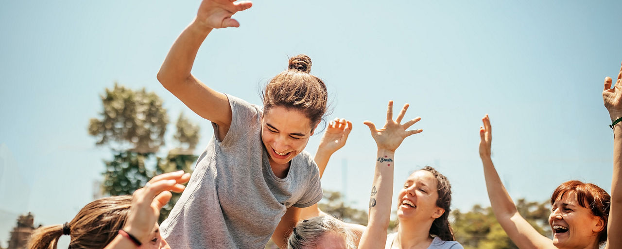 Mehrere Frauen jubeln im Freien