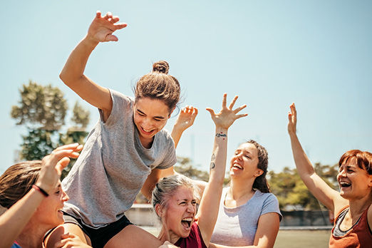 Mehrere Frauen jubeln im Freien