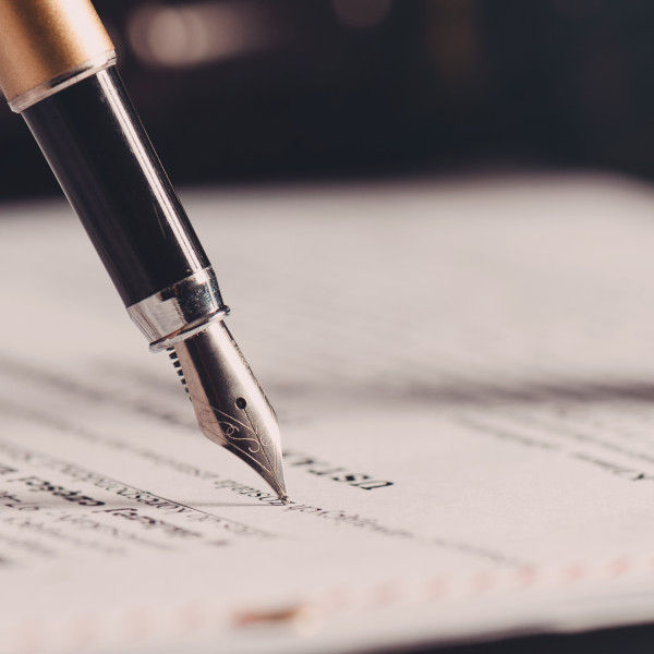 Nahaufnahme vom Stift während der Unterschrift