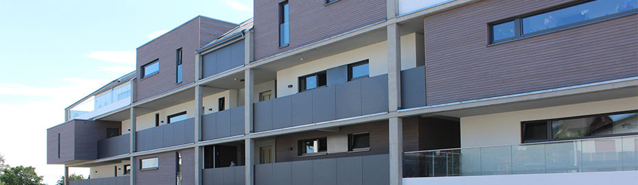 ein Gebäude mit vielen Balkonen